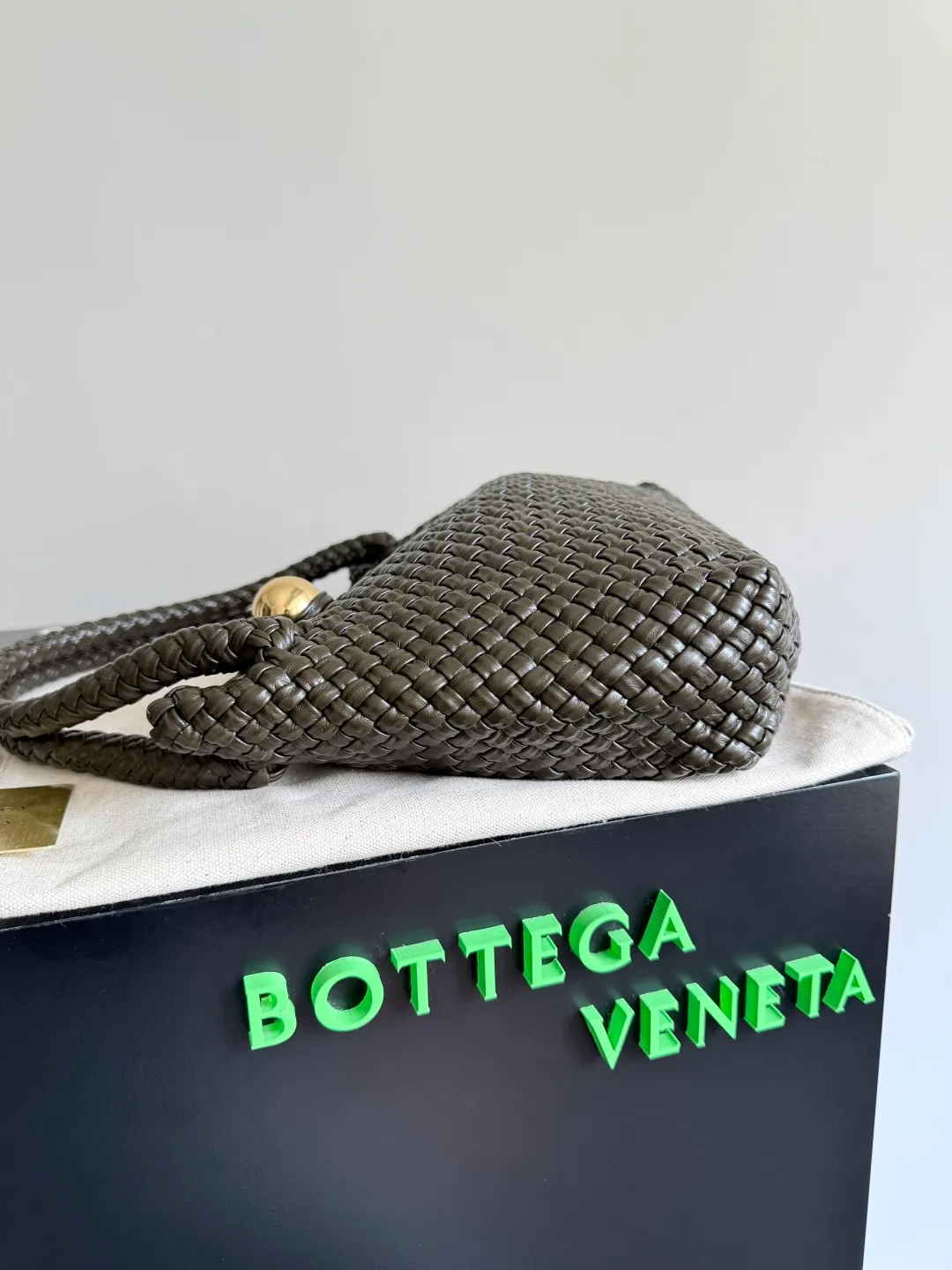 Batch 5760 BV collectible small woven handbags are really YYDS!! Bottega Veneta’s most classic small woven handbags are back! ! Colorful macaron color combination, super heavy craftsmanship. We use the highest quality leather with the highest craftsmanship❤️ to create the most precious works. We created the original Intrecciato leather weaving process❤️ This unique traditional exclusive leather weaving method has not only become our logo, but also reflects the time-consuming and labor-intensive craftsmanship of our products❤️ The new TOSCA handbag It must be a selection worth collecting🆕⚠️⚠️Baby, malachite, pearl, spotted stone can be sold individually and can be assembled by yourself. Style number: 716974 Size: 27*9*18cm
